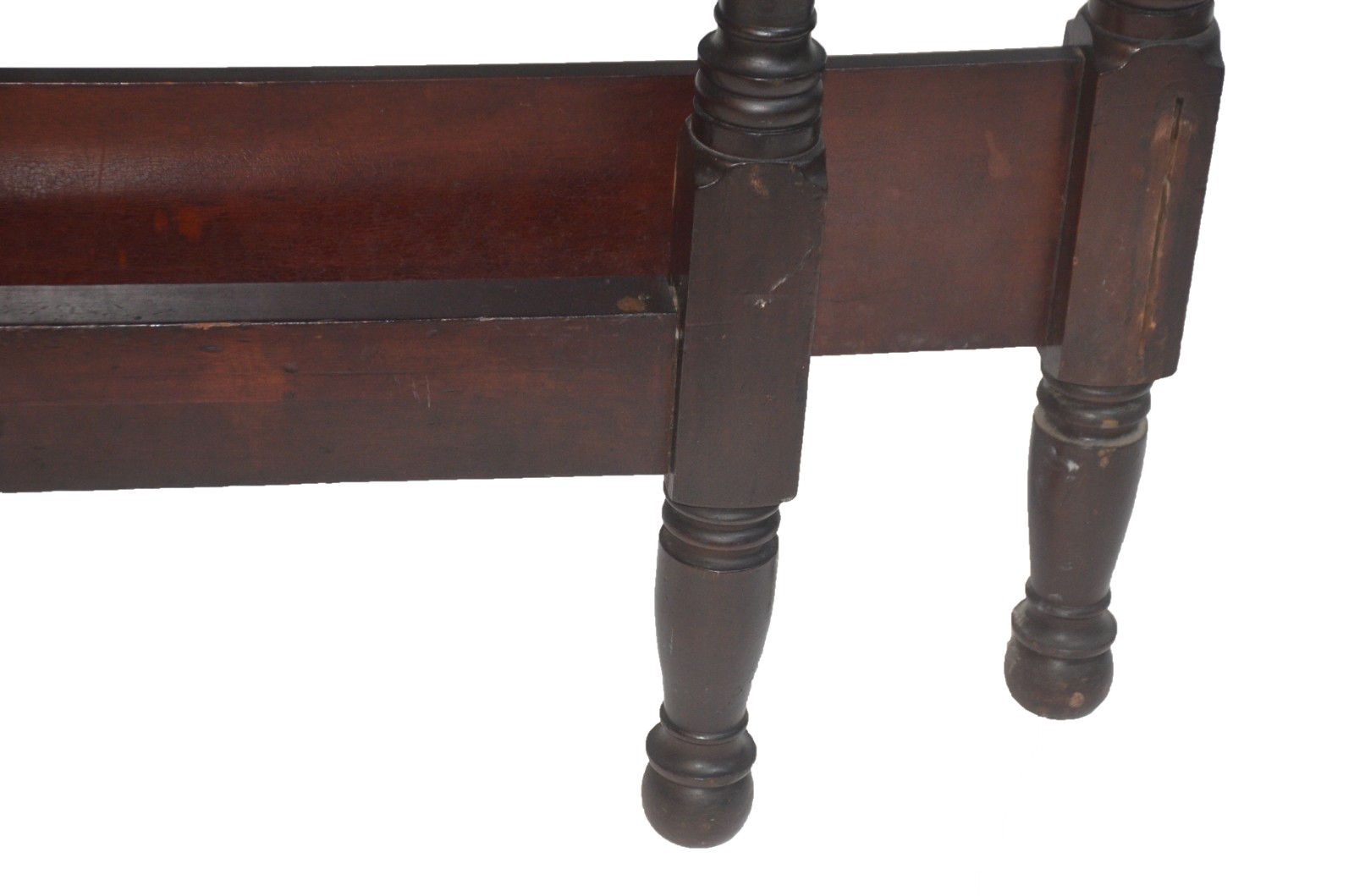 Cama de casal de madeira nobre, cabeceira e peseira com colunas... - foto 3 de 11