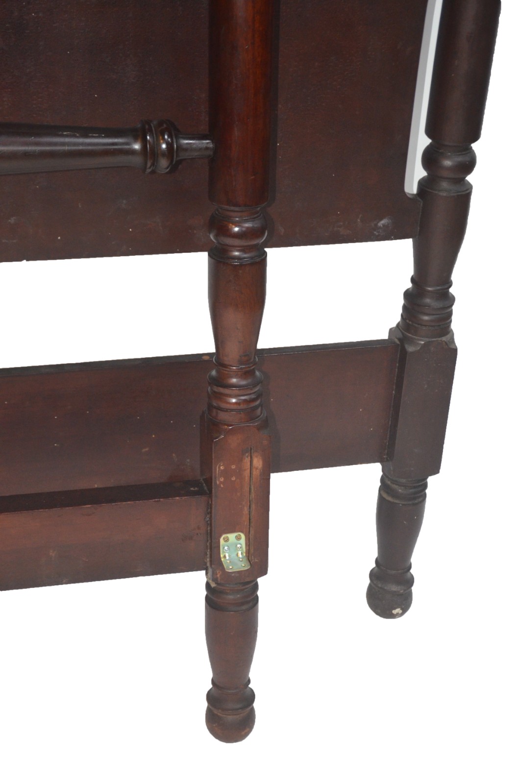 Cama de casal de madeira nobre, cabeceira e peseira com colunas... - foto 8 de 11