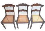 Conjunto com 3 cadeiras singelas de jacarandá, ... - Conjunto com 3 cadeiras singelas de jacarandá, encostos divididos por uma trave curva e parte superior em curva que ultrapassa os montantes, per...