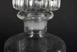 Duas garrafas de cristal lapidado. - Duas garrafas de cristal lapidado.
