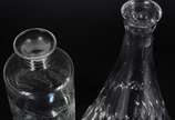Duas garrafas de cristal lapidado. - Duas garrafas de cristal lapidado.