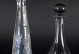 Duas garrafas de cristal europeu lapidado. - Duas garrafas de cristal europeu lapidado.