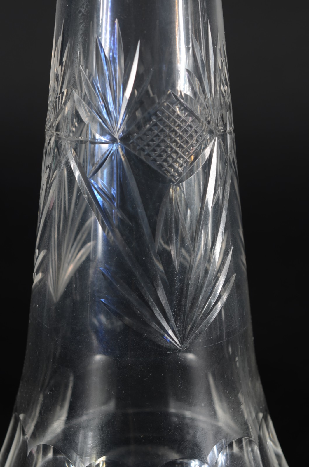 Duas garrafas de cristal europeu lapidado. - foto 2 de 7