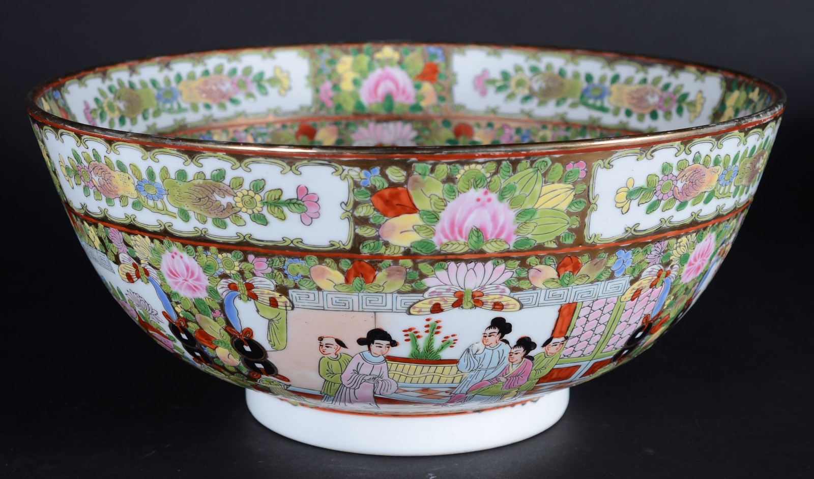 Bowl de porcelana oriental com figuras de gueixas em policromia e... - foto 1 de 6
