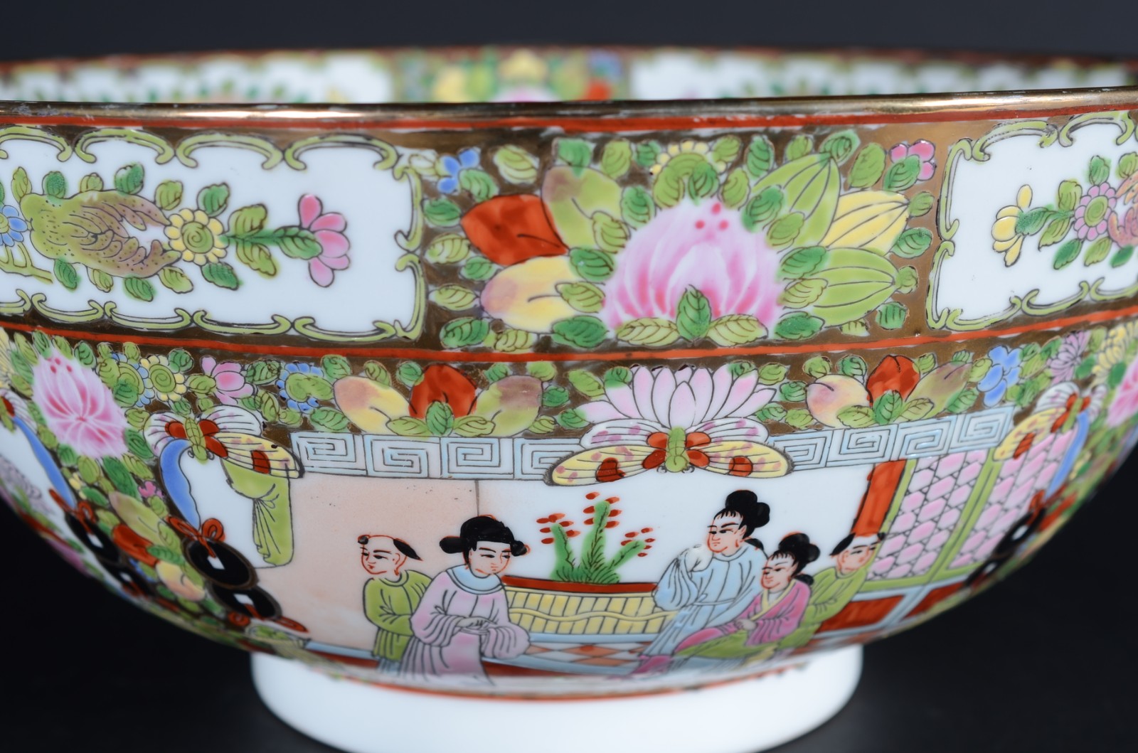 Bowl de porcelana oriental com figuras de gueixas em policromia e... - foto 2 de 6