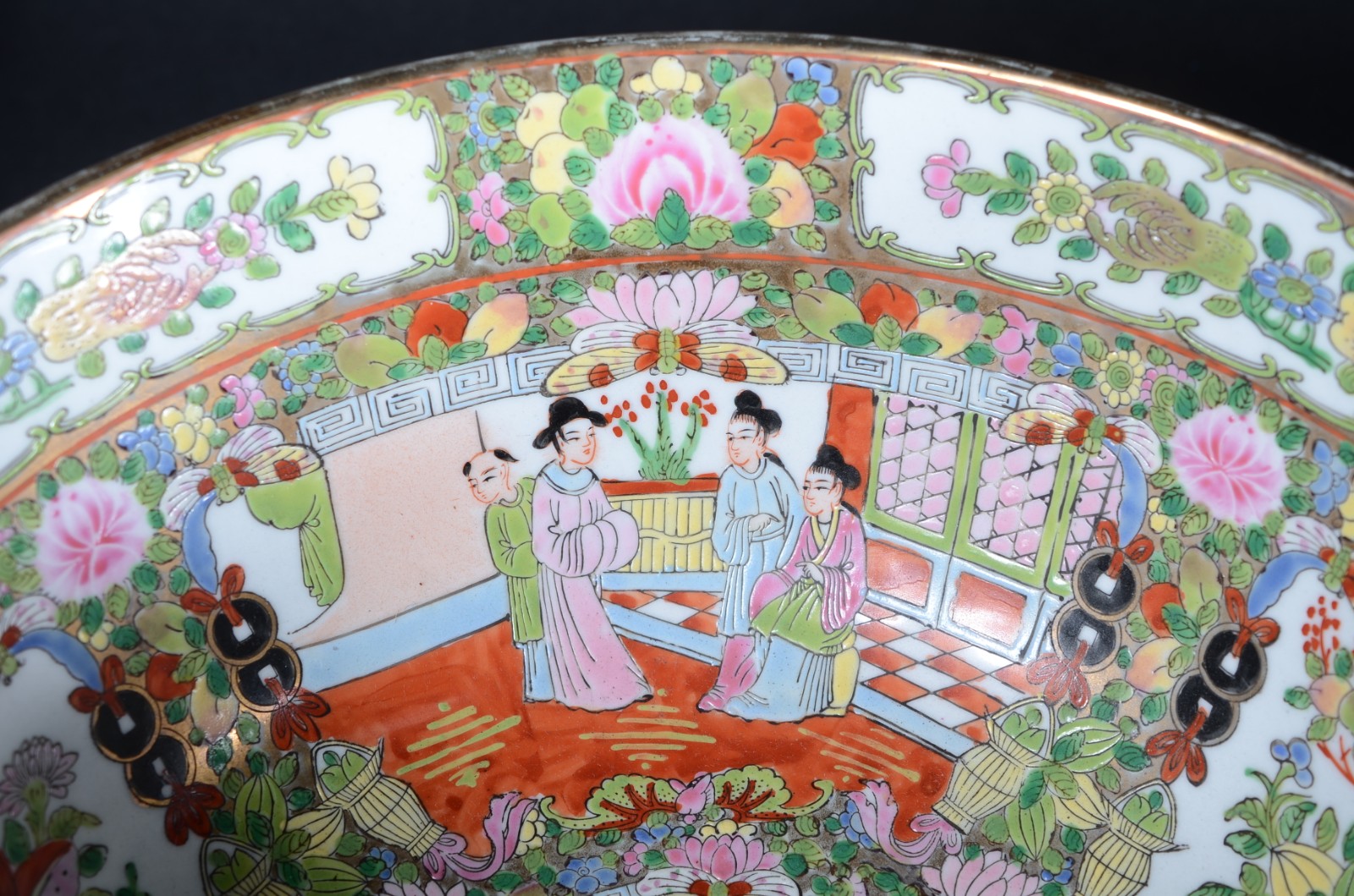 Bowl de porcelana oriental com figuras de gueixas em policromia e... - foto 3 de 6