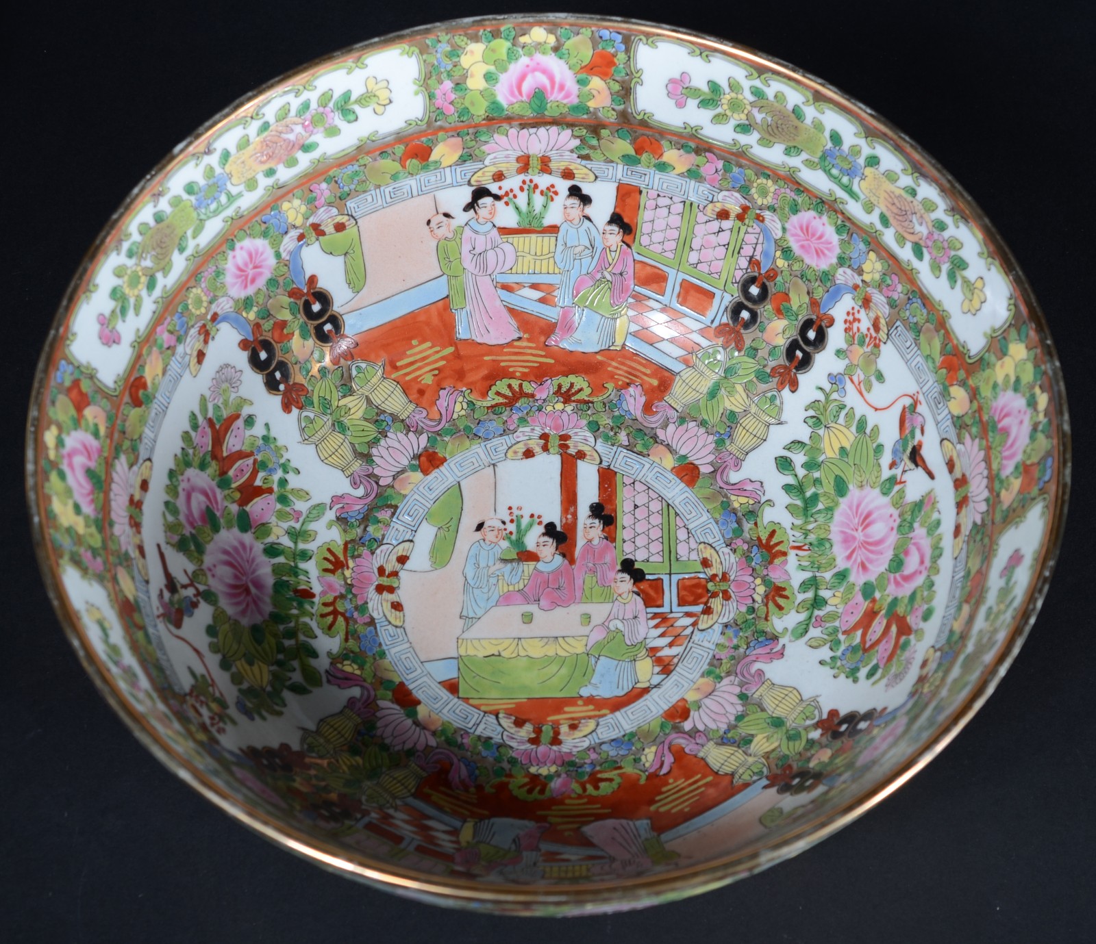 Bowl de porcelana oriental com figuras de gueixas em policromia e... - foto 6 de 6
