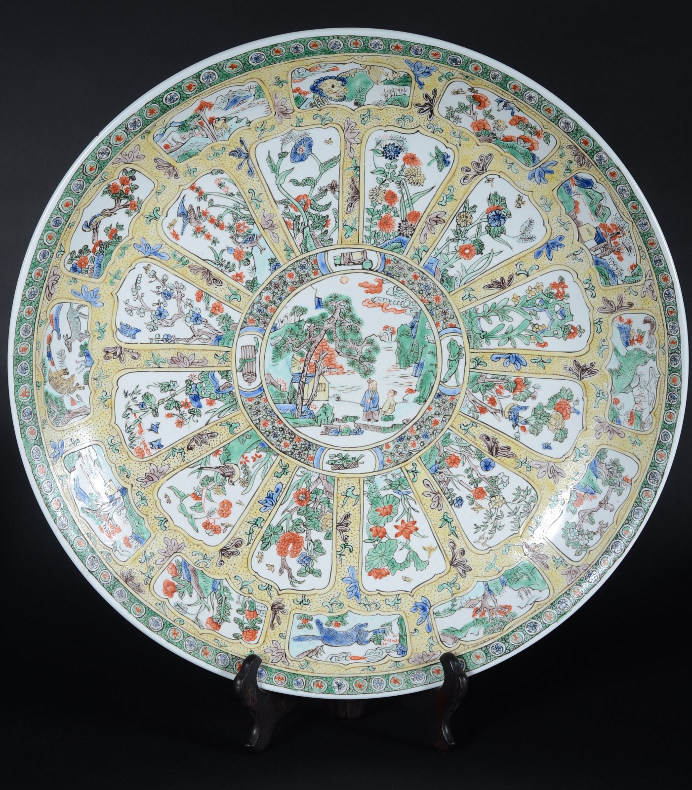 Antigo medalhão de porcelana chinesa decorado com figuras e vegetação... - foto 1 de 5