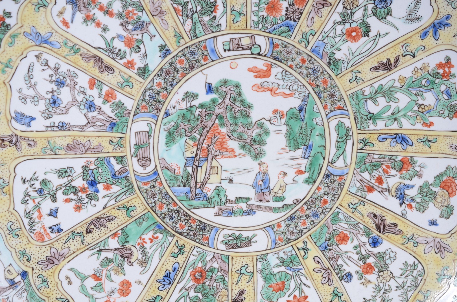 Antigo medalhão de porcelana chinesa decorado com figuras e vegetação... - foto 2 de 5