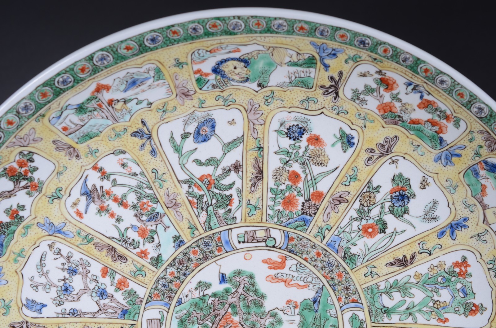 Antigo medalhão de porcelana chinesa decorado com figuras e vegetação... - foto 3 de 5