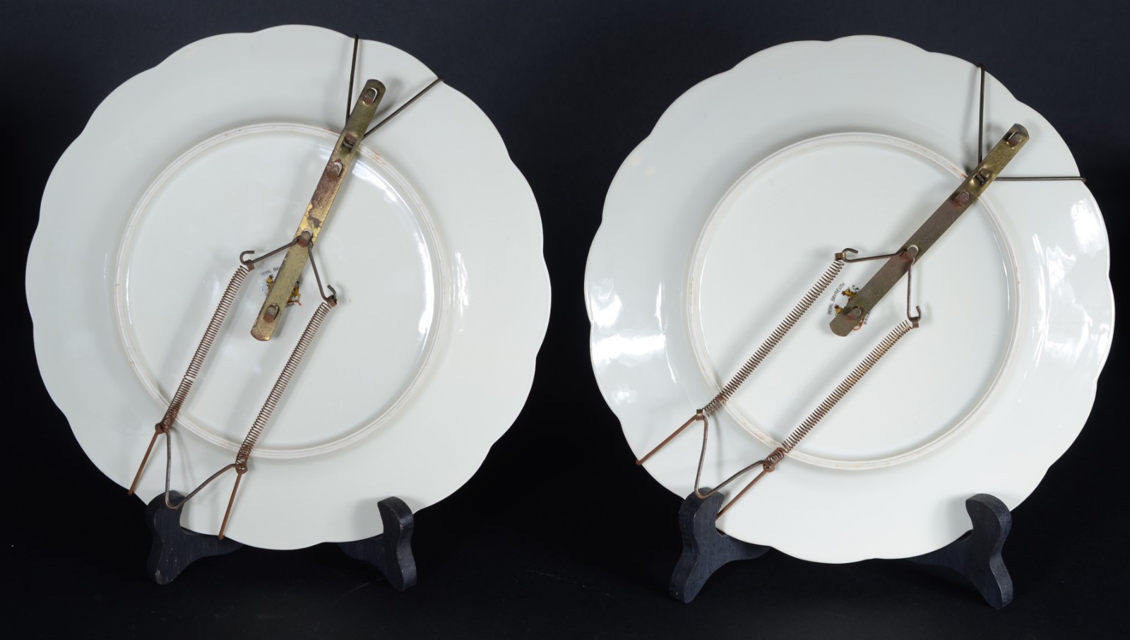 Par de pratos de porcelana alemã da Bavaria, decorados em policromia... - foto 4 de 6