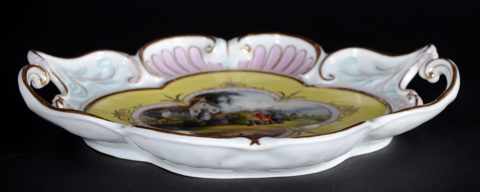 Prato de porcelana europeia com alças, decorado com cena de... - foto 2 de 6