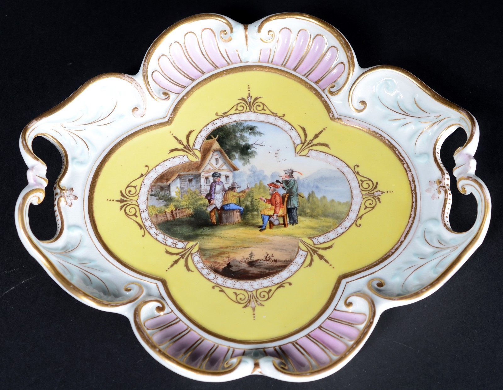 Prato de porcelana europeia com alças, decorado com cena de... - foto 1 de 6