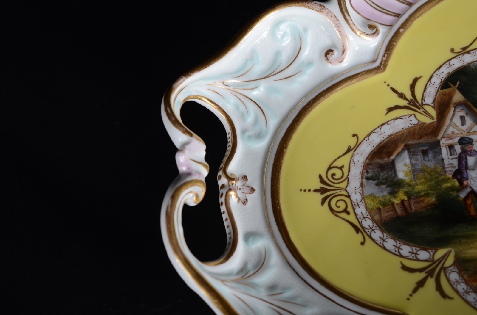 Prato de porcelana europeia com alças, decorado com cena de... - foto 3 de 6