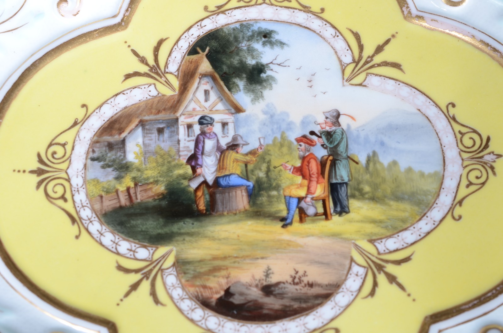 Prato de porcelana europeia com alças, decorado com cena de... - foto 4 de 6