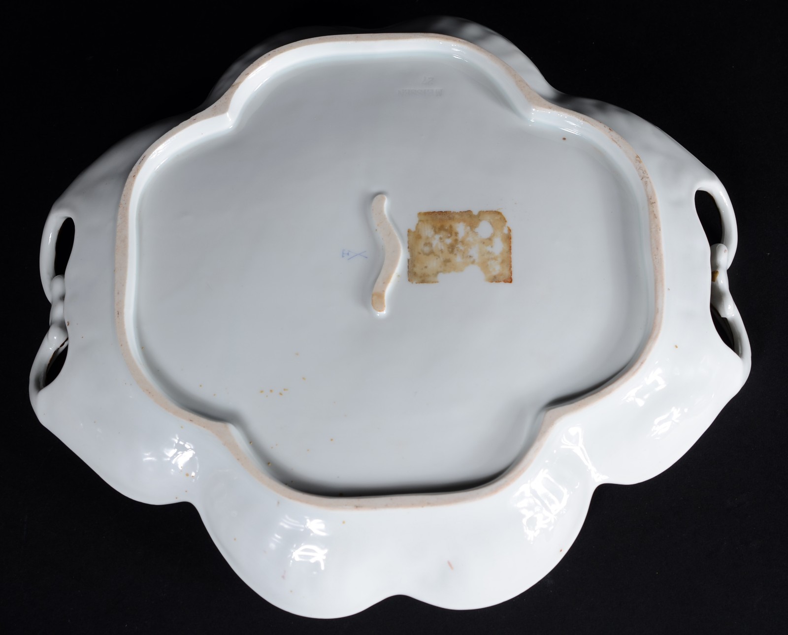 Prato de porcelana europeia com alças, decorado com cena de... - foto 5 de 6