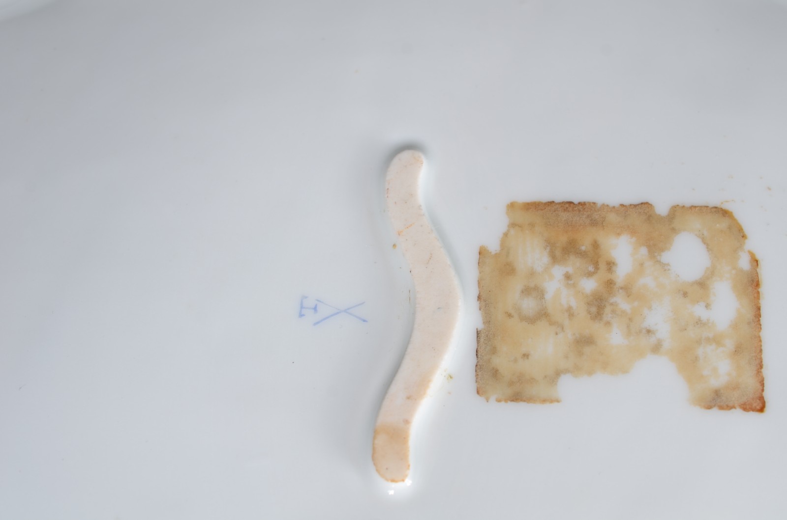 Prato de porcelana europeia com alças, decorado com cena de... - foto 6 de 6