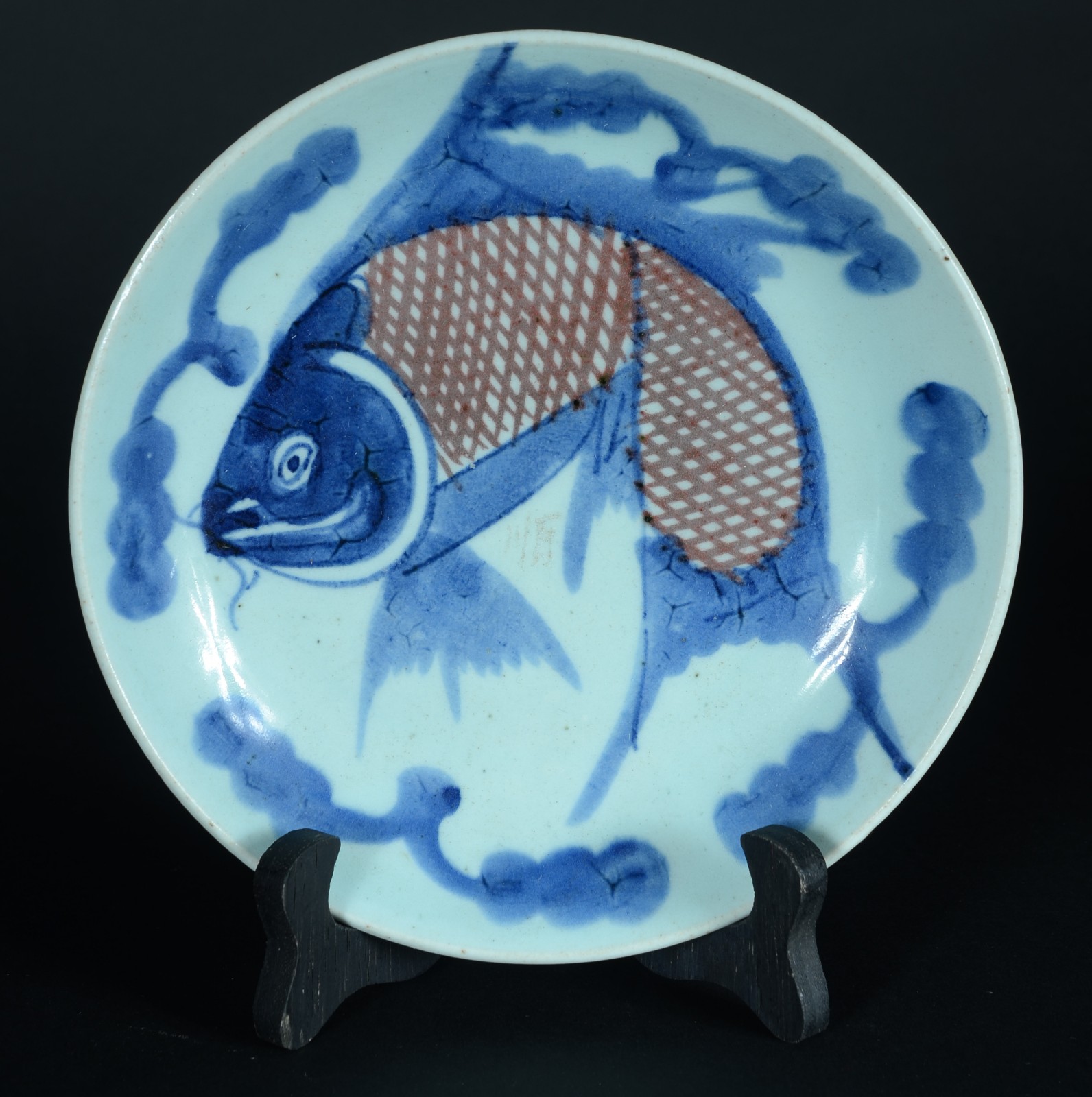 Prato de porcelana chinesa decorado com figura de peixe em esmaltes... - foto 1 de 4