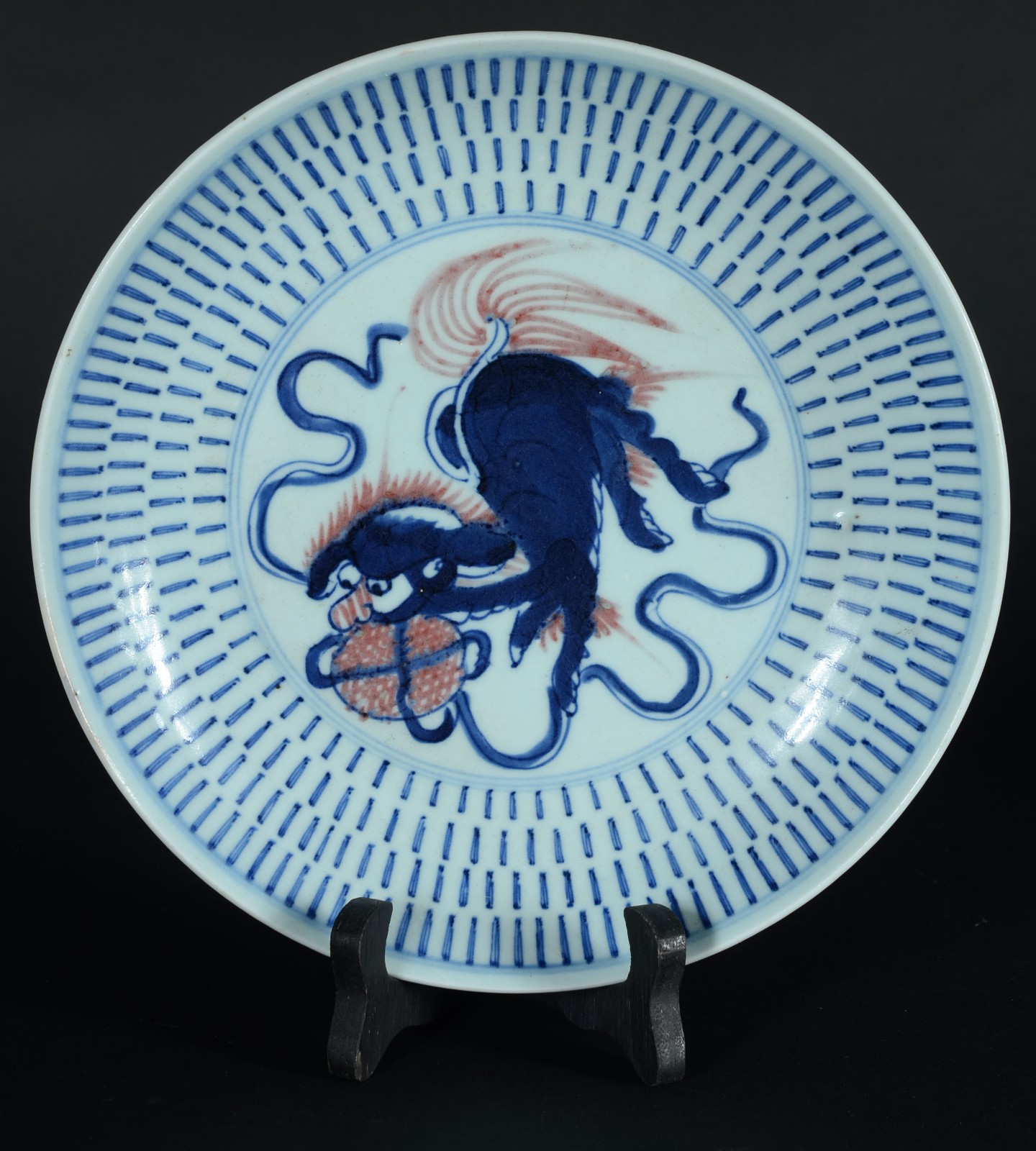 Antigo prato de porcelana chinesa decorado com figura de dragão em... - foto 1 de 4