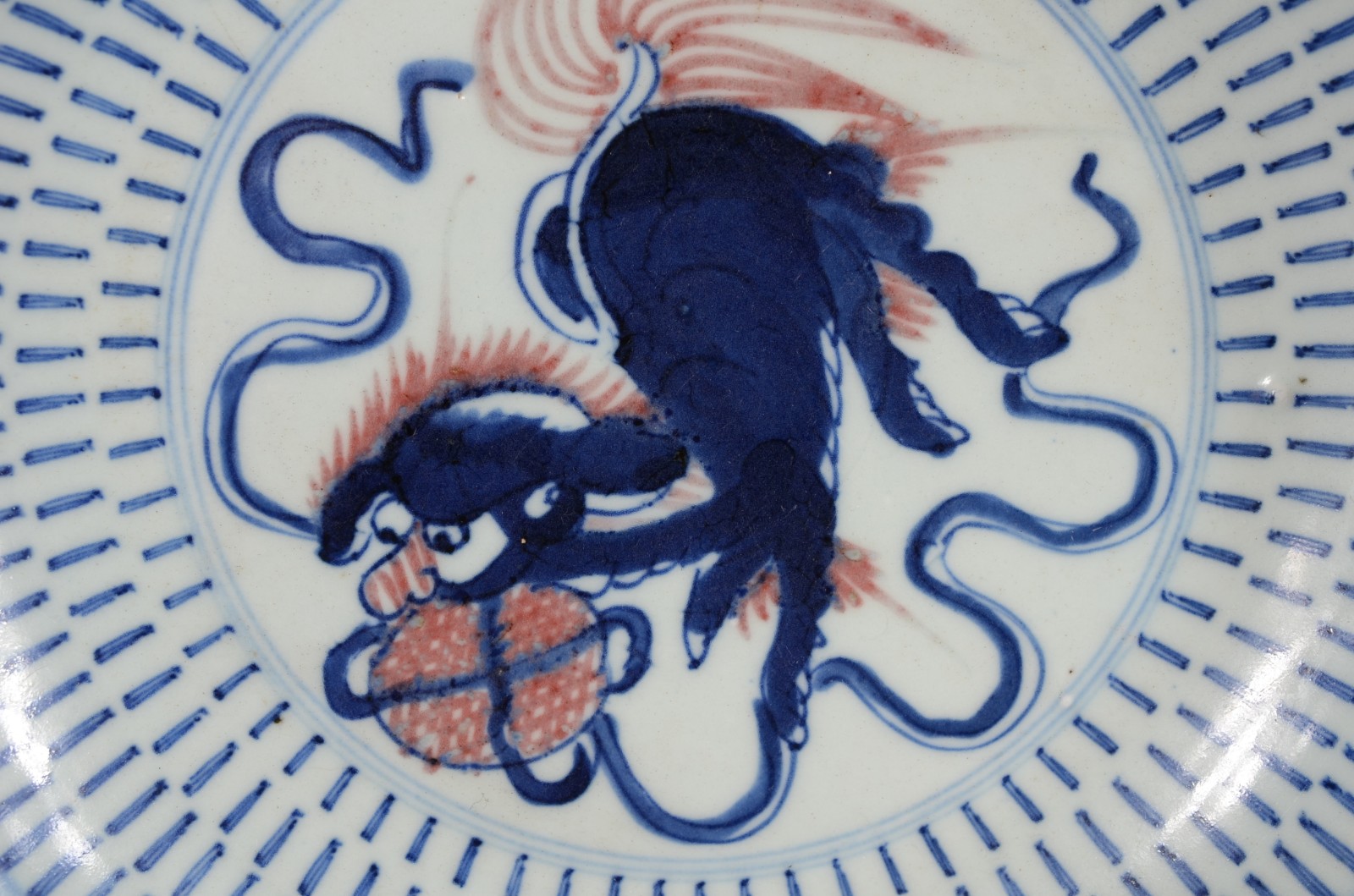 Antigo prato de porcelana chinesa decorado com figura de dragão em... - foto 2 de 4