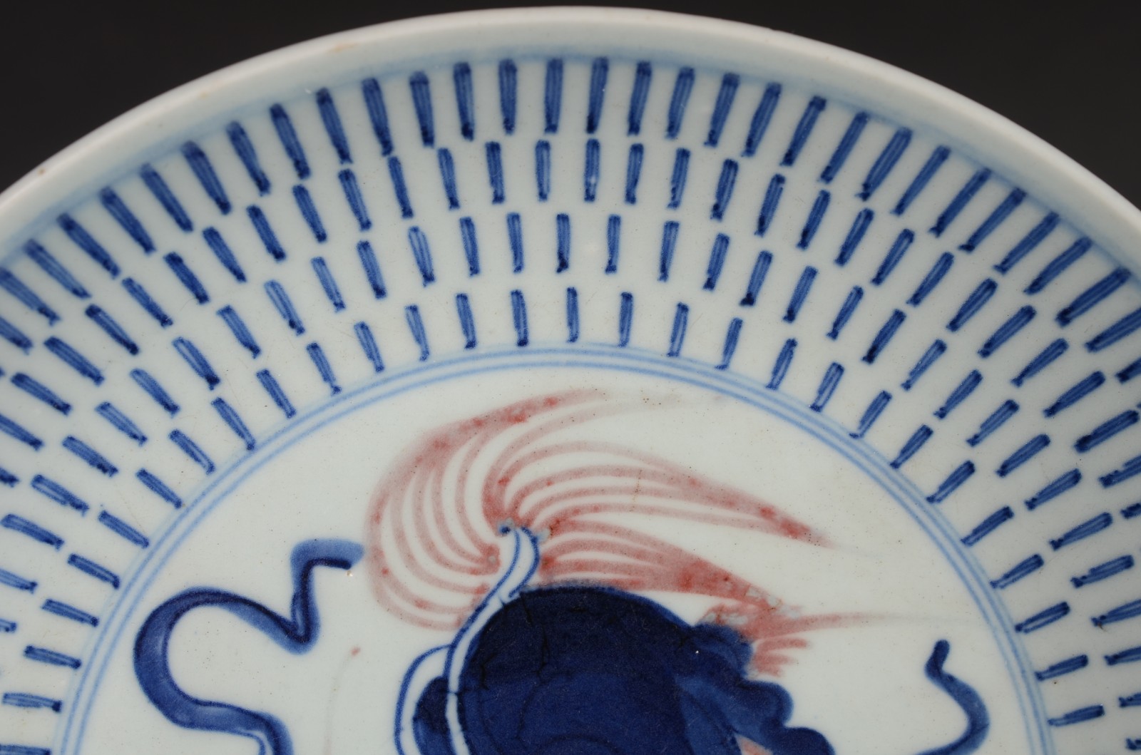 Antigo prato de porcelana chinesa decorado com figura de dragão em... - foto 3 de 4