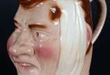 Sarreguemines (1790-2007),  - Caneca francesa de coleção em faiança francesa de Sarreguemines, com representação de homem com dor de dente. Seu rosto está enfaixado e possui curios