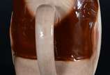 Sarreguemines (1790-2007),  - Caneca francesa de coleção em faiança francesa de Sarreguemines, com representação de homem com dor de dente. Seu rosto está enfaixado e possui curios
