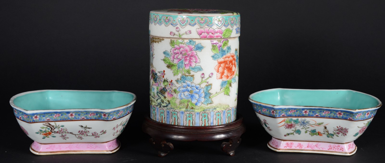Três peças de porcelana chinesa policromada, sendo: potiche com base... - foto 1 de 11