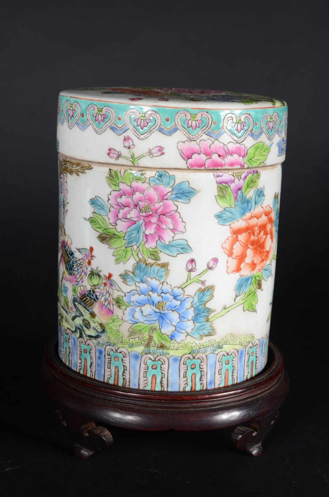 Três peças de porcelana chinesa policromada, sendo: potiche com base... - foto 2 de 11