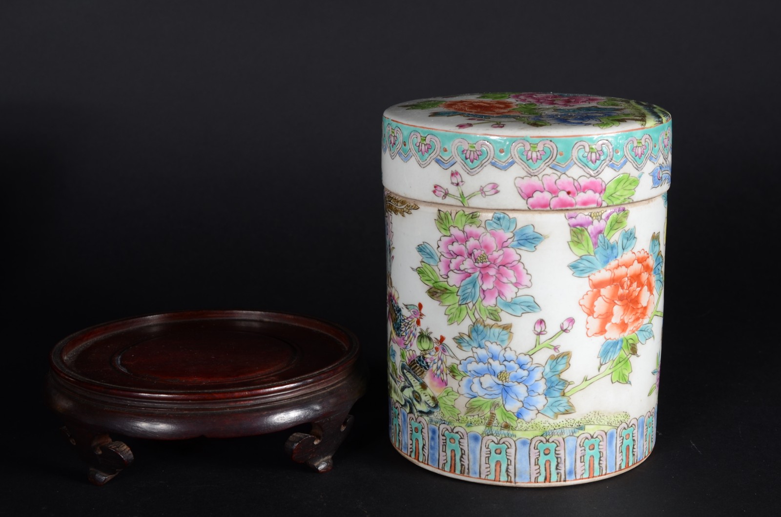 Três peças de porcelana chinesa policromada, sendo: potiche com base... - foto 3 de 11