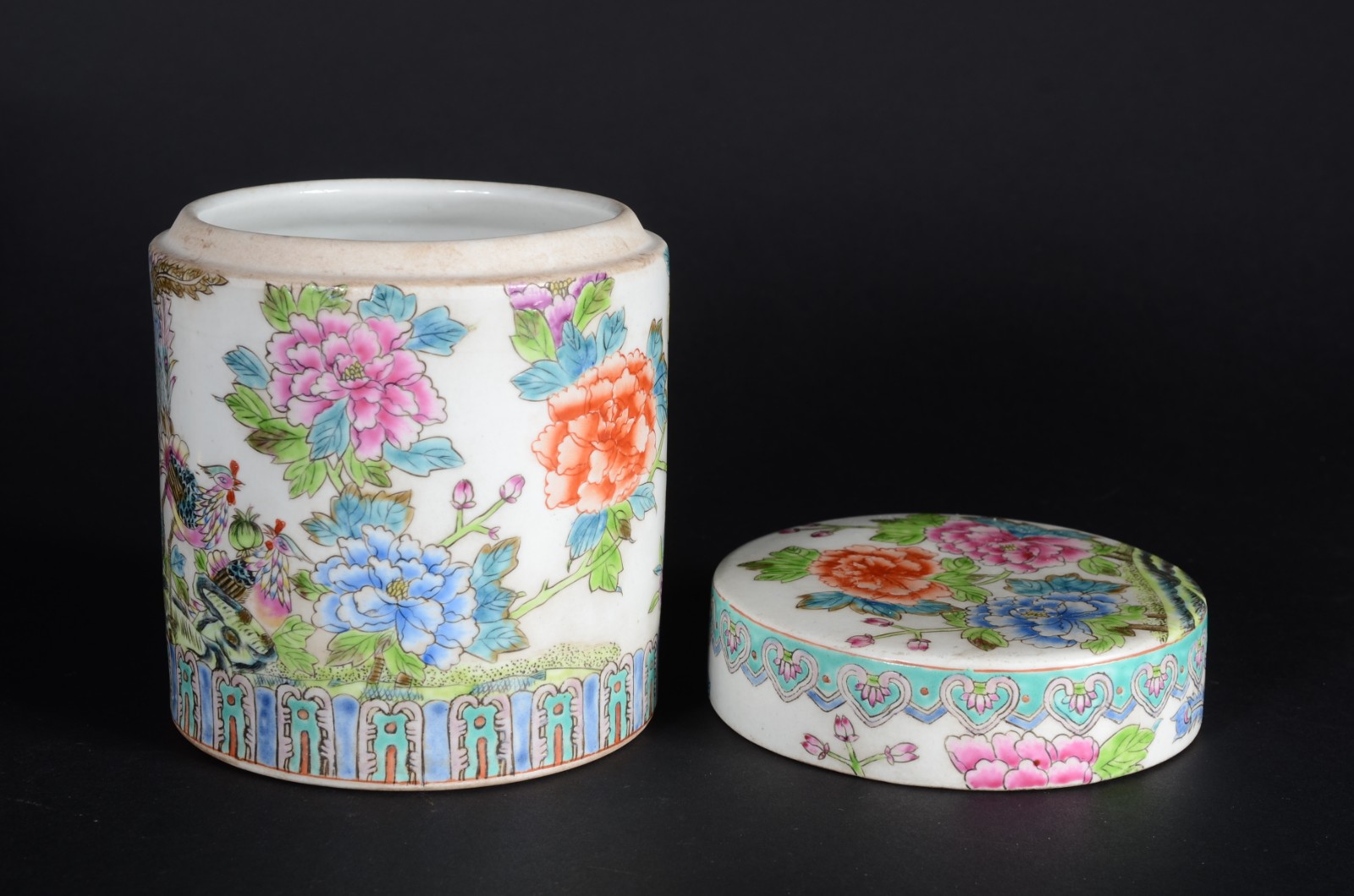 Três peças de porcelana chinesa policromada, sendo: potiche com base... - foto 4 de 11