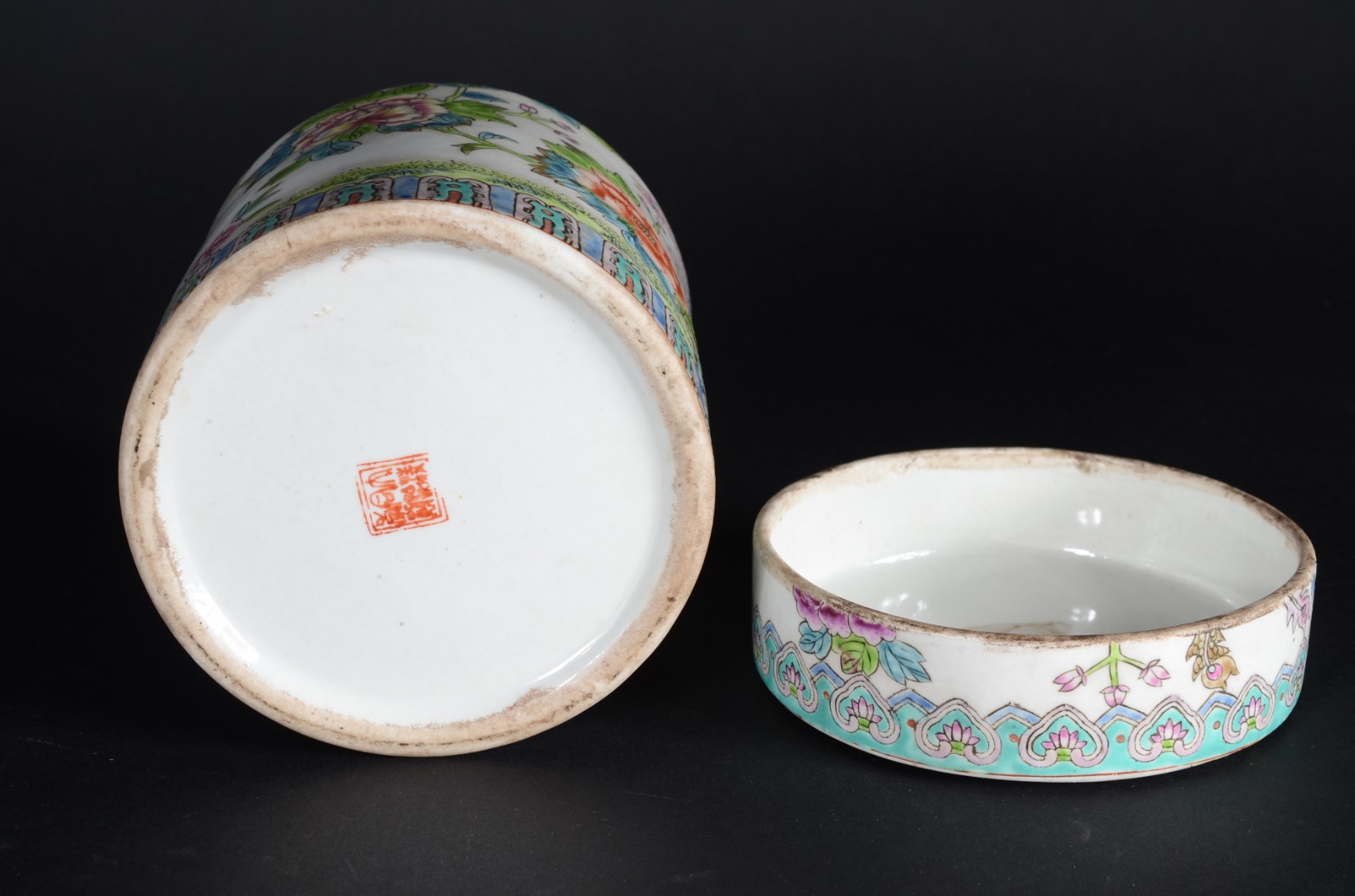 Três peças de porcelana chinesa policromada, sendo: potiche com base... - foto 5 de 11