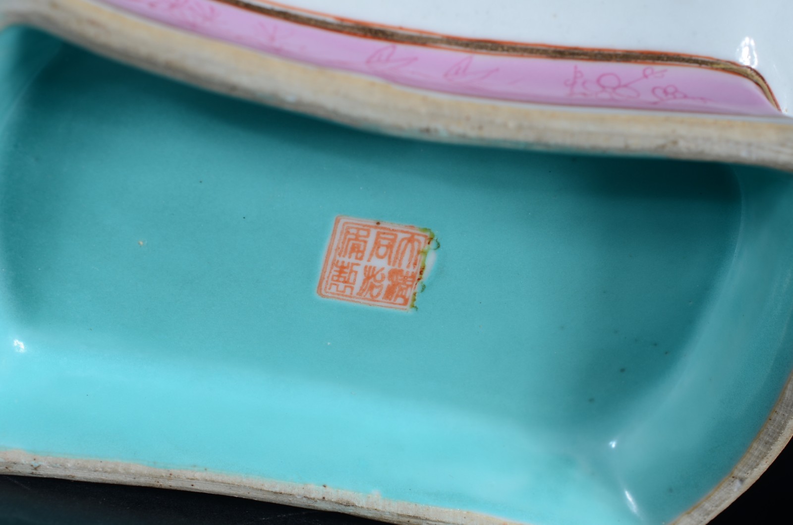 Três peças de porcelana chinesa policromada, sendo: potiche com base... - foto 8 de 11