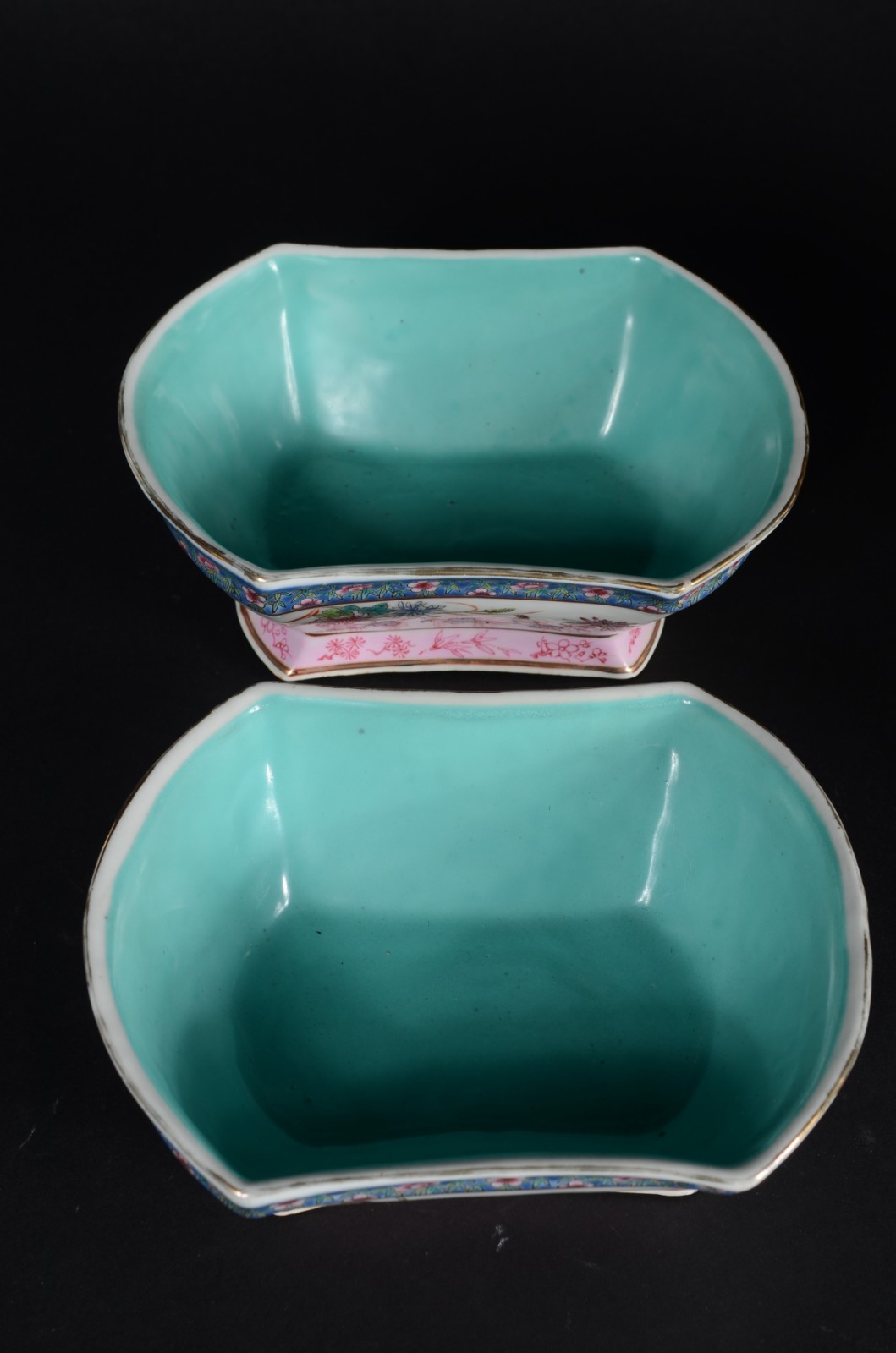 Três peças de porcelana chinesa policromada, sendo: potiche com base... - foto 11 de 11