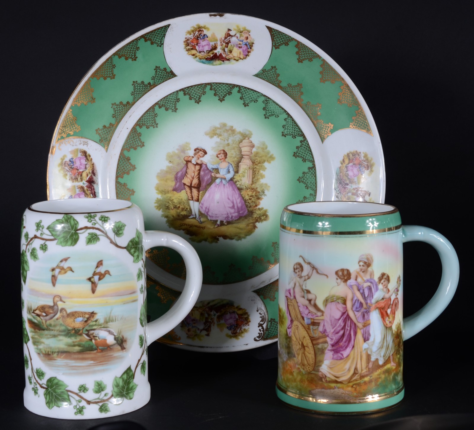 Três peças de porcelana decoradas com figuras em policromia e realces... - foto 1 de 10