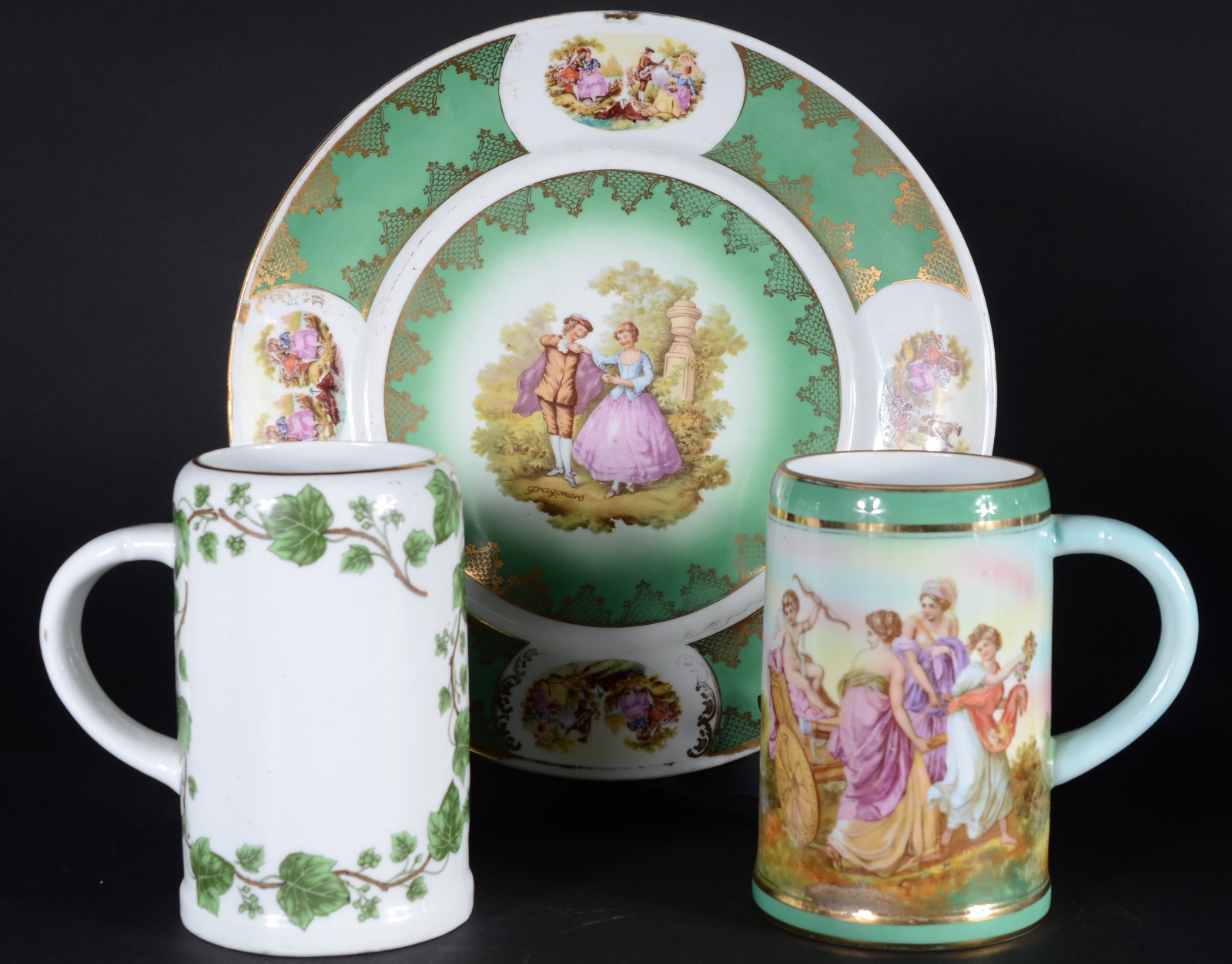 Três peças de porcelana decoradas com figuras em policromia e realces... - foto 2 de 10