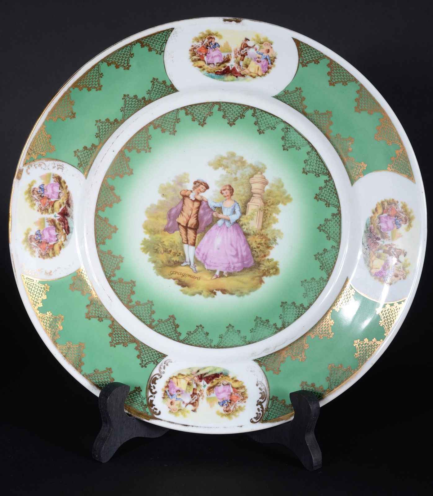 Três peças de porcelana decoradas com figuras em policromia e realces... - foto 3 de 10