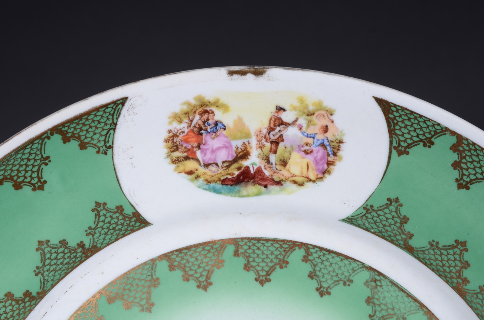 Três peças de porcelana decoradas com figuras em policromia e realces... - foto 4 de 10