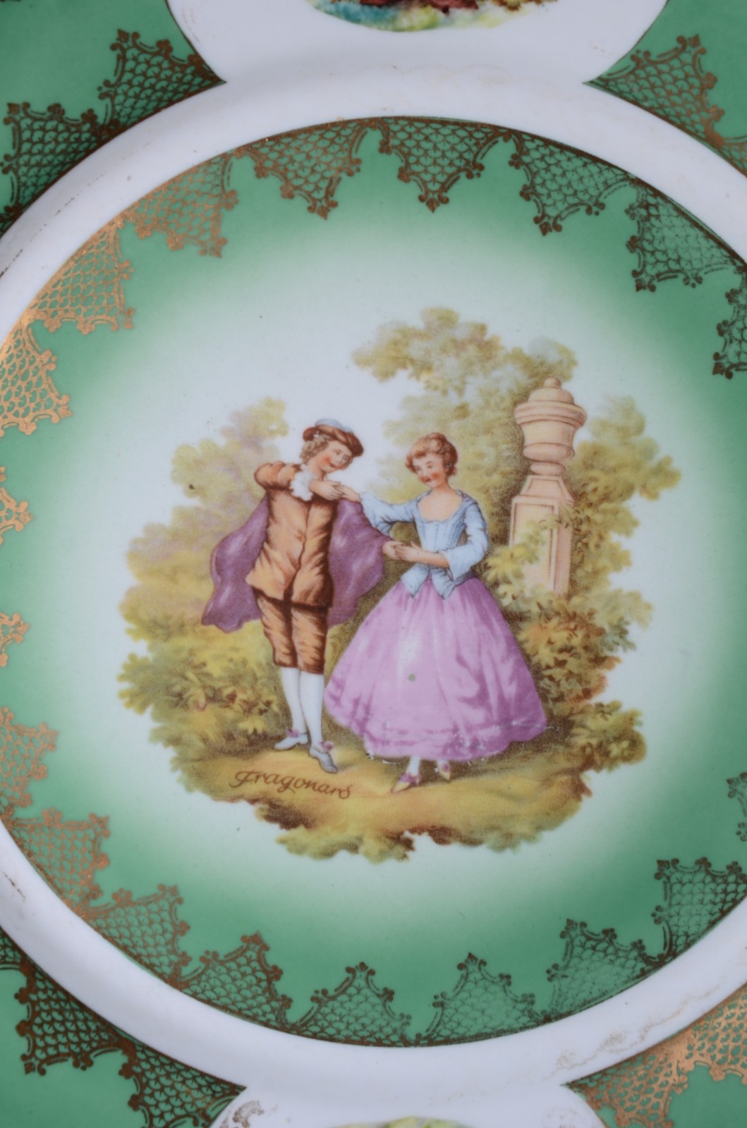 Três peças de porcelana decoradas com figuras em policromia e realces... - foto 5 de 10