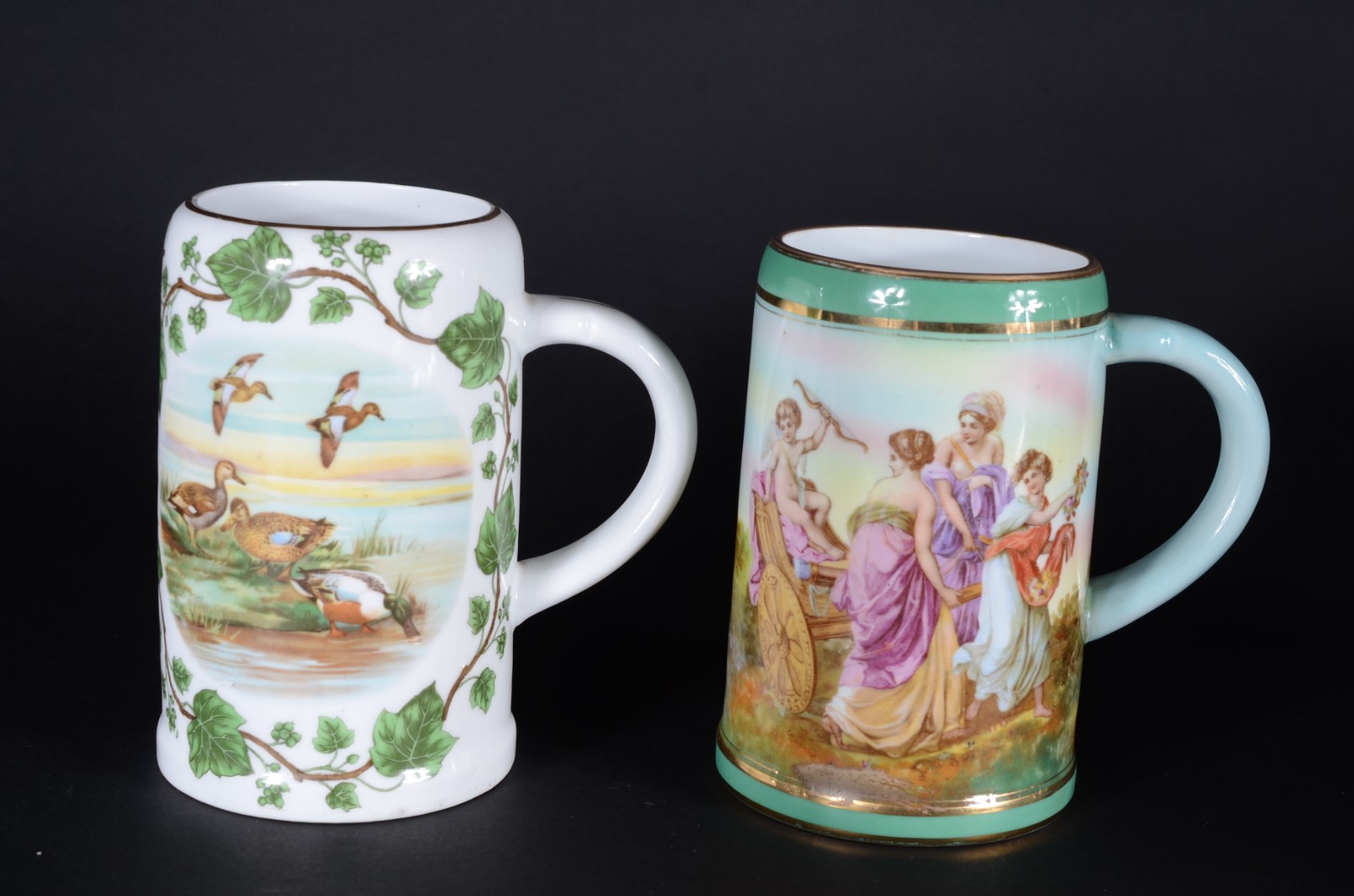 Três peças de porcelana decoradas com figuras em policromia e realces... - foto 7 de 10