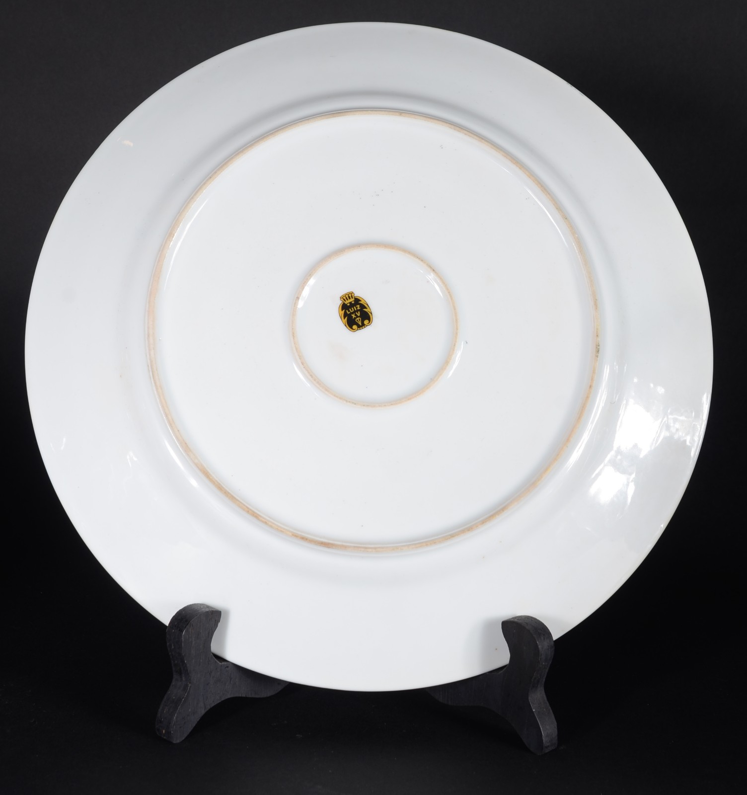 Três peças de porcelana decoradas com figuras em policromia e realces... - foto 8 de 10