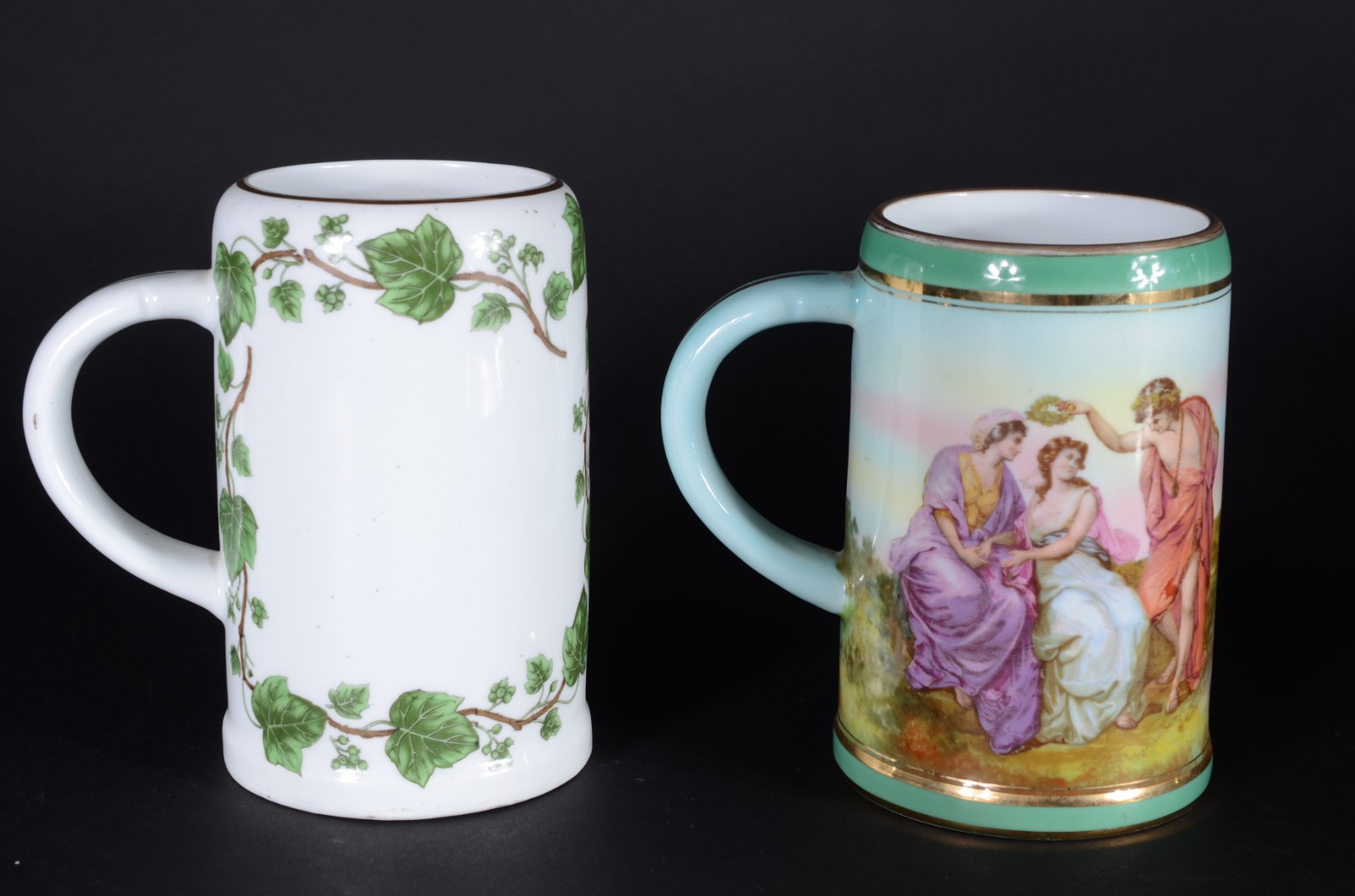Três peças de porcelana decoradas com figuras em policromia e realces... - foto 9 de 10