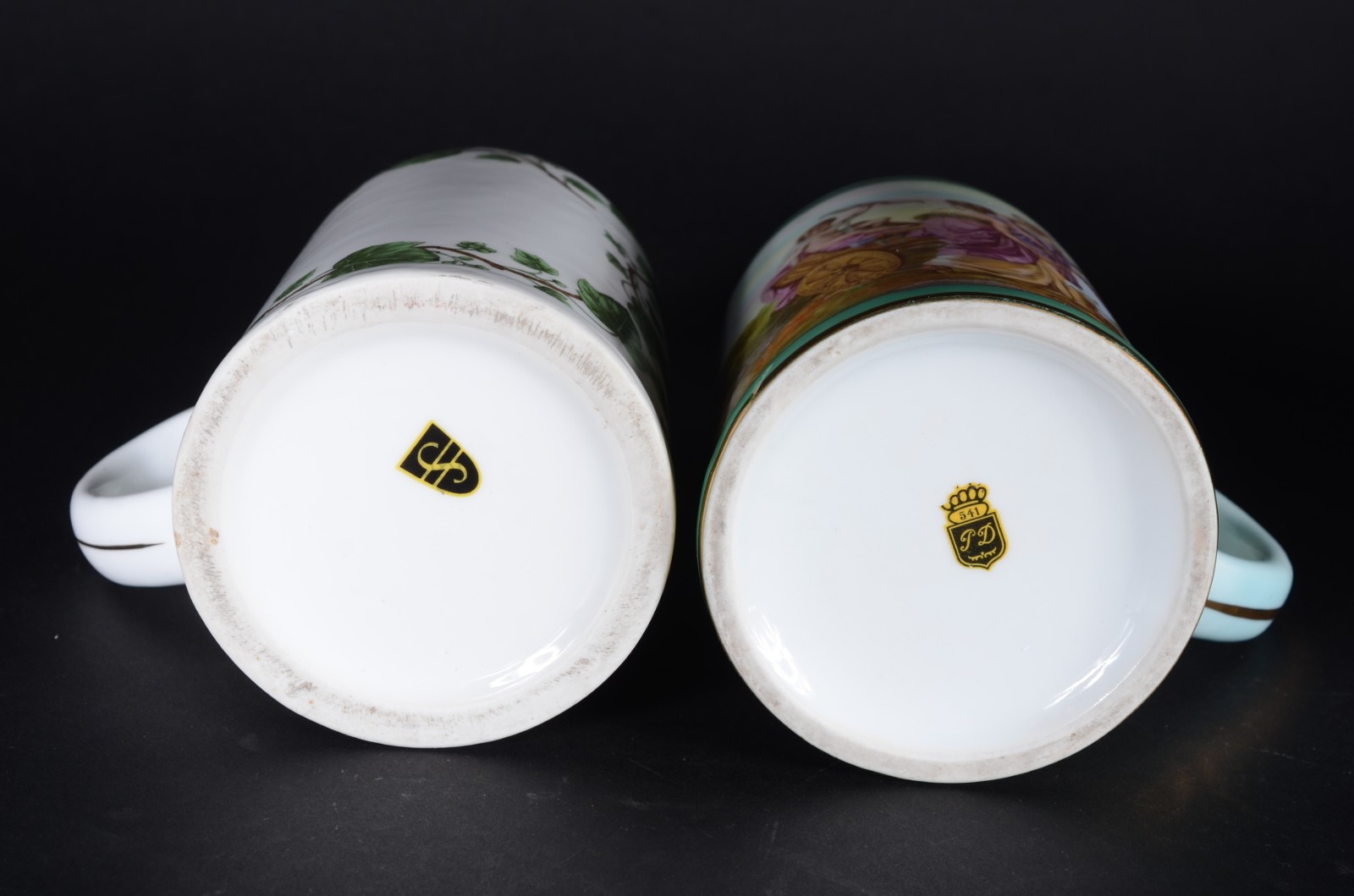 Três peças de porcelana decoradas com figuras em policromia e realces... - foto 10 de 10