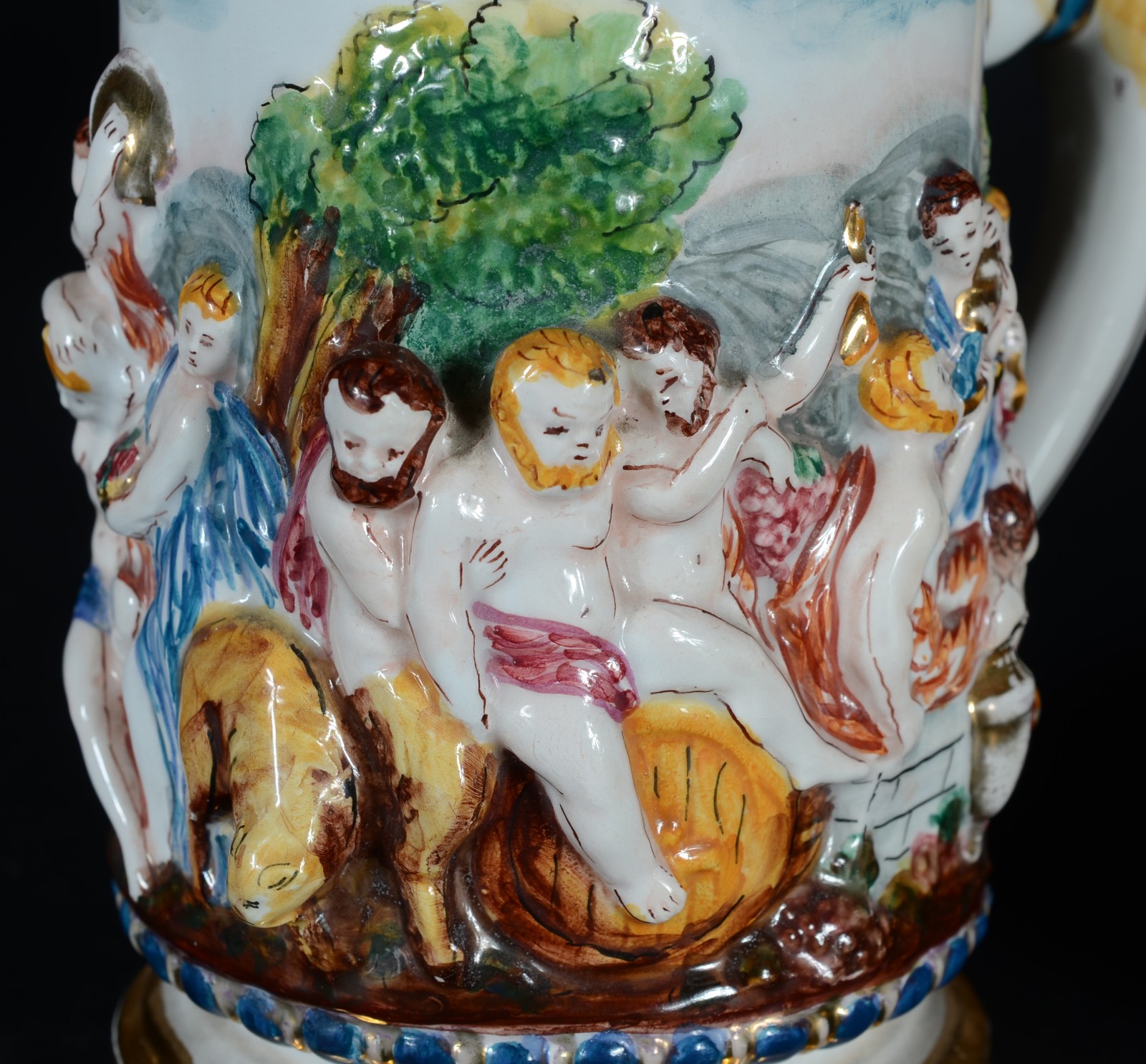 Duas canecas, sendo uma de faiança italiana Capo di Monti e outra com... - foto 8 de 11
