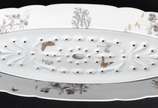 Travessa para peixe de porcelana francesa A.L.G... - Travessa para peixe de porcelana francesa A.L.Garraux,  com placa vazada sobreposta, decoração floral e borboletas em policromia. Século XIX.