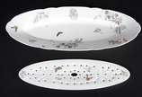 Travessa para peixe de porcelana francesa A.L.G... - Travessa para peixe de porcelana francesa A.L.Garraux,  com placa vazada sobreposta, decoração floral e borboletas em policromia. Século XIX.
