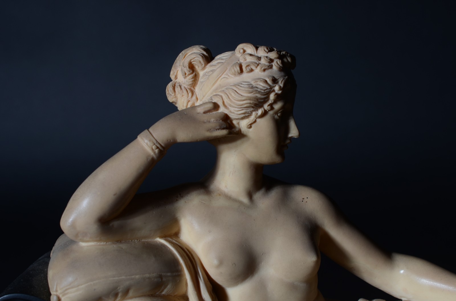 Escultura de resina representando figura feminina sobre recamier. - foto 3 de 7