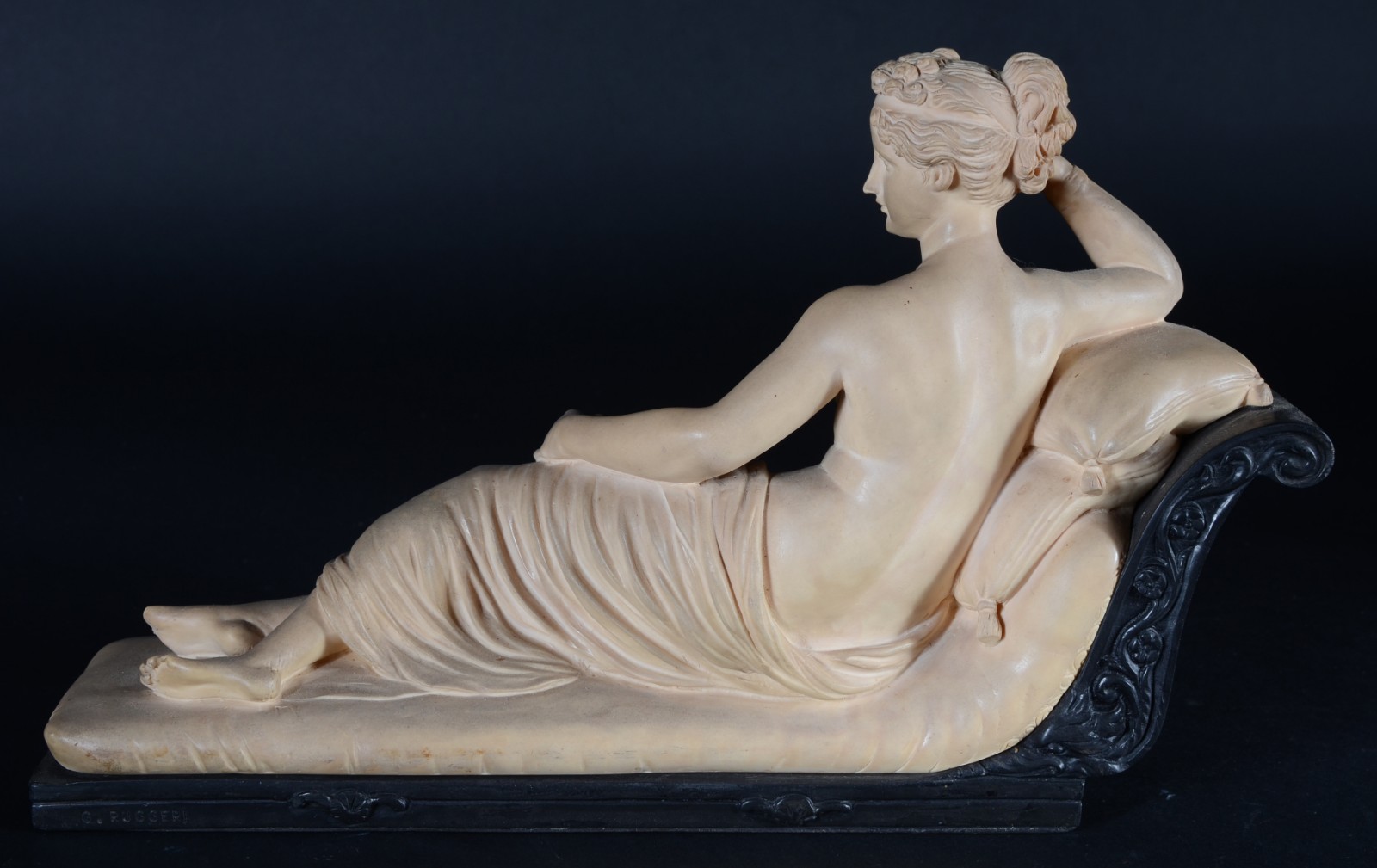 Escultura de resina representando figura feminina sobre recamier. - foto 4 de 7