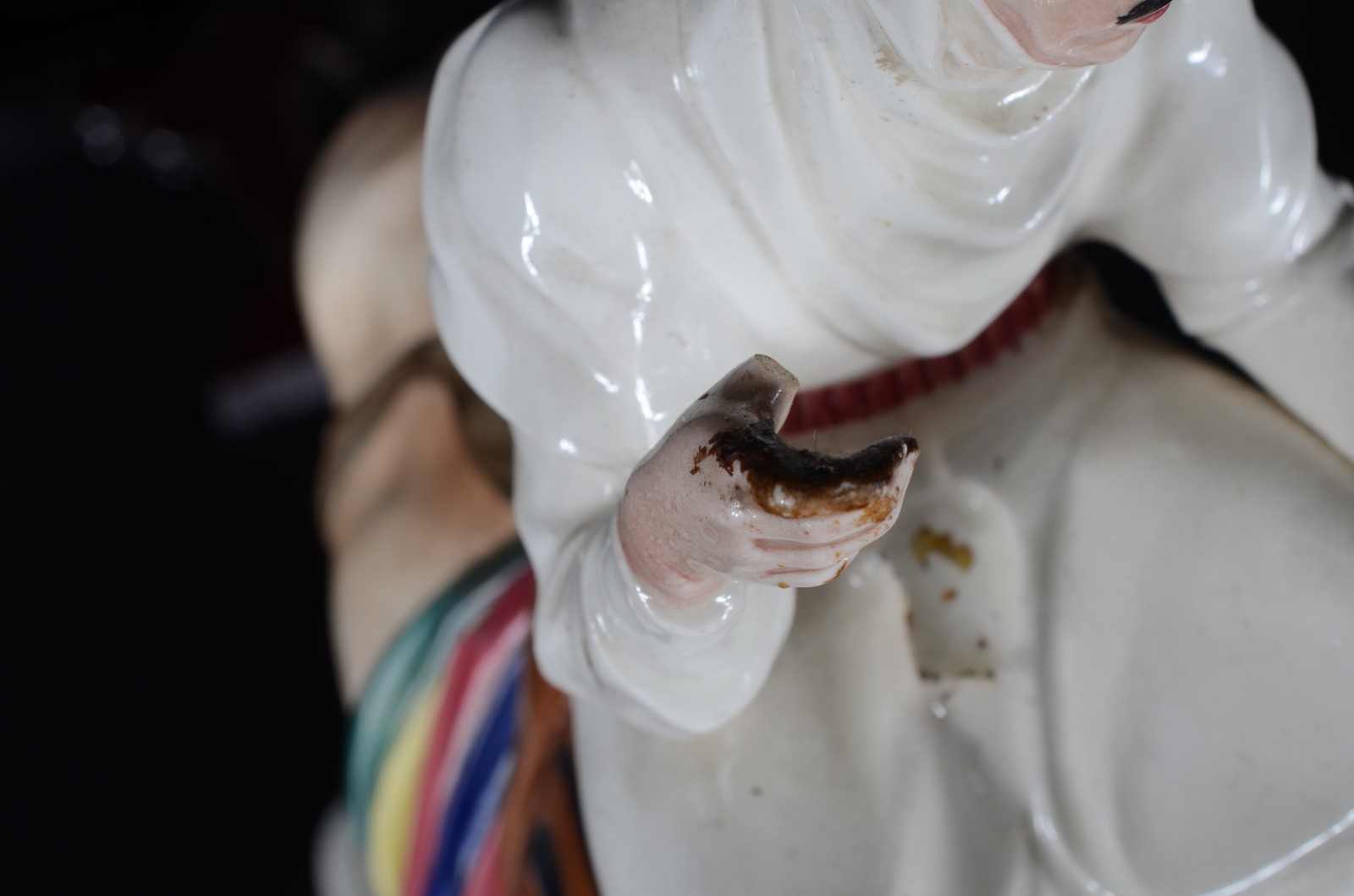 Estatueta de faiança policromada representando camelo com beduíno... - foto 6 de 7