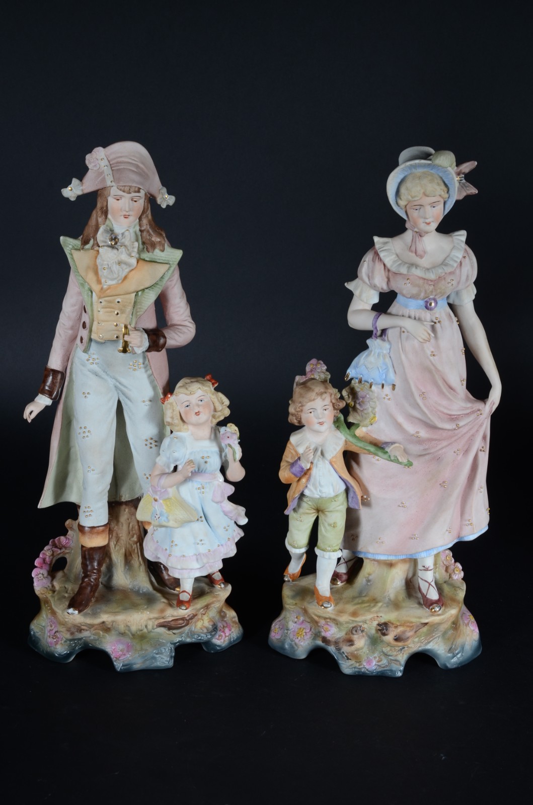 Par de estatuetas de biscuit alemão policromado representando casal... - foto 1 de 10
